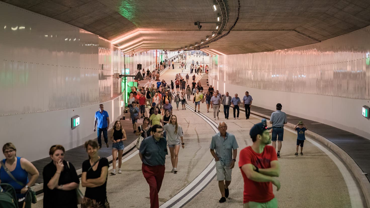Während des Einweihungsfestes stand der Tunnel nur Fussgängerinnen und Velofahrern offen. (3.6.2023) (Bild: Valentin Hehli)