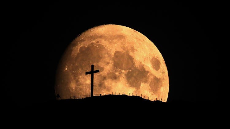Das Kreuz vom Buochserhorn bekommt eine besondere Stellung wenn der Mond dahinter steht. So heute Abend um 20:15 Uhr. (Bild: Roli  Köchli (27. 9. 2023))