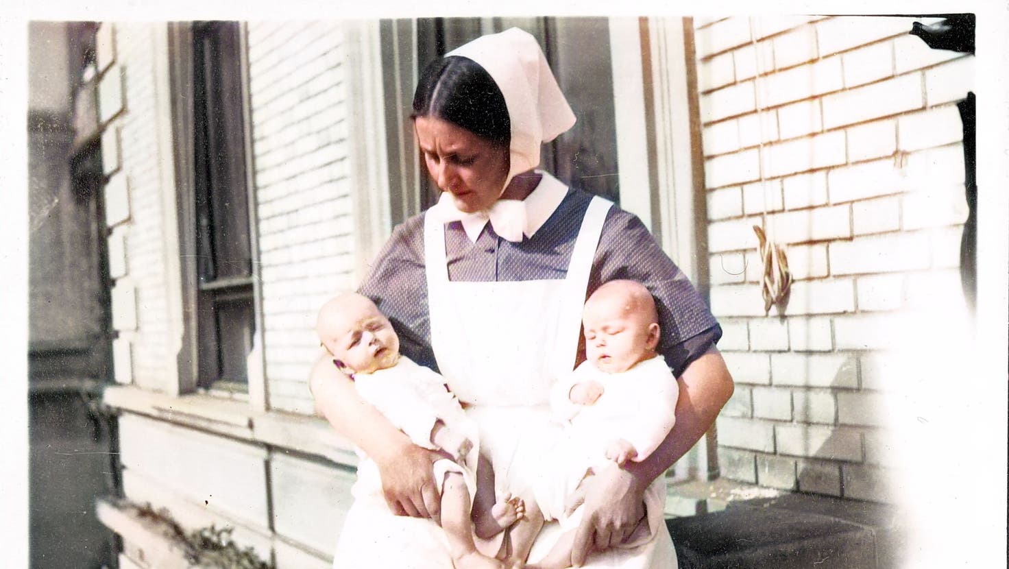 Eine Pflegerin hält zwei Säuglinge im Kinderspital Affoltern am Albis. Wie viel Fürsorge und Aufmerksamkeit ein Kind in den 1950er- und 1960er-Jahre dort erhielt, hing von Frauen wie ihr ab. (Bild: zvg (koloriert))
