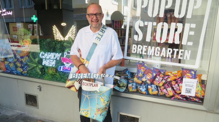 Bremgartens Citymanager Ralph Nikolaiski mit den exklusiven Leuefäscht-Tragtaschen, die an der Uuslumpete verkauft werden. (Bild: Marc Ribolla)