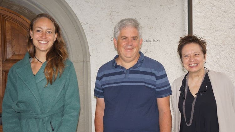 Isabel Oostvogel vom Wissenschaftsverbund, Pfarrer Damian Brot und Professorin Myriam Gautschi freuen sich auf Ideen für den Kircheninnenraum. (Bild: Inka Gabrowsky)