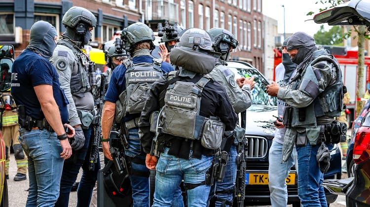 Einsatzkräfte der Polizei besprechen die aktuelle Lage. (Bild: Marco Van Der Caaij / EPA)