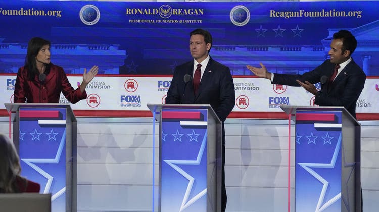 Debatte der republikanischen Präsidentschaftskandidaten: Nikki Haley greift Vivek Ramaswamy (ganz rechts) an, während Ron DeSantis zuhört. (Bild: Mark J. Terrill/AP)
