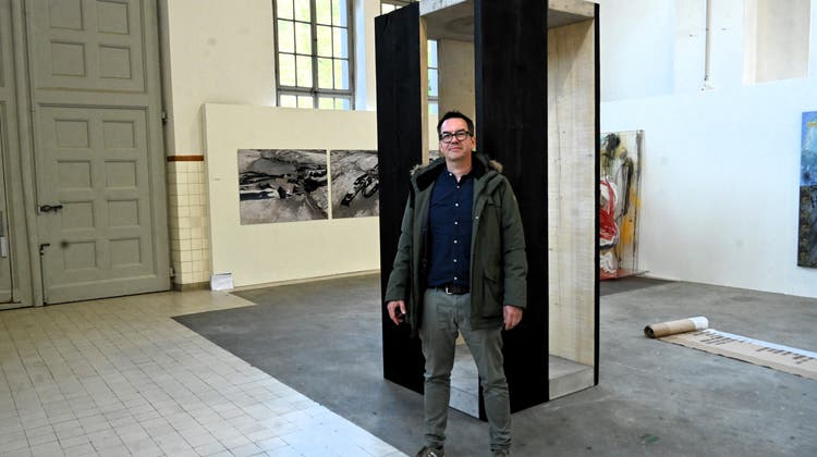 Der «Hausherr» und Organisator der grössten Ob-und Nidwaldner Kunstausstellung NOW 2023 : Marius Risi, Kulturbeauftragter Obwaldens. (Bild: Romano Cuonz (Giswil, 27. 9. 2023))