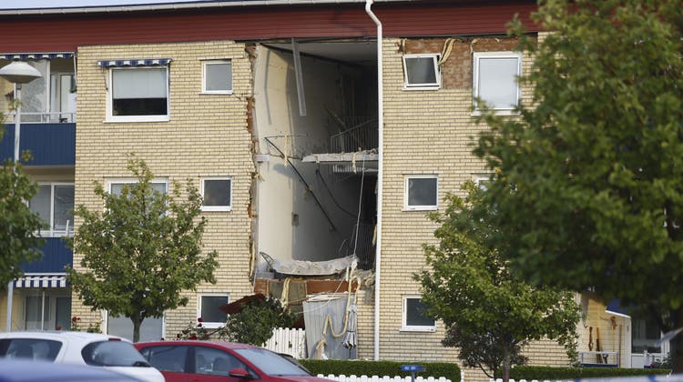 In der schwedischen Stadt Ekholmen ist ein Teil eines Gebäudes explodiert. (Bild: Stefan Jerrevâng / AP)