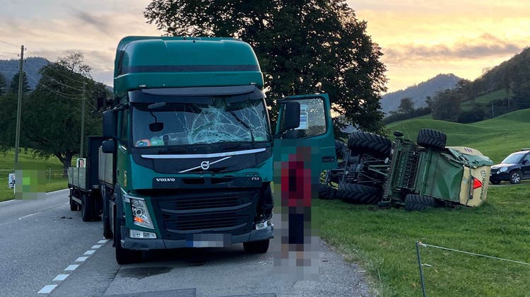 In Gänsbrunnen kam am Abend des 27. Septembers zu einer Frontalkollision zwischen einem LKW und einem Traktor. (Bild: Kapo SO)