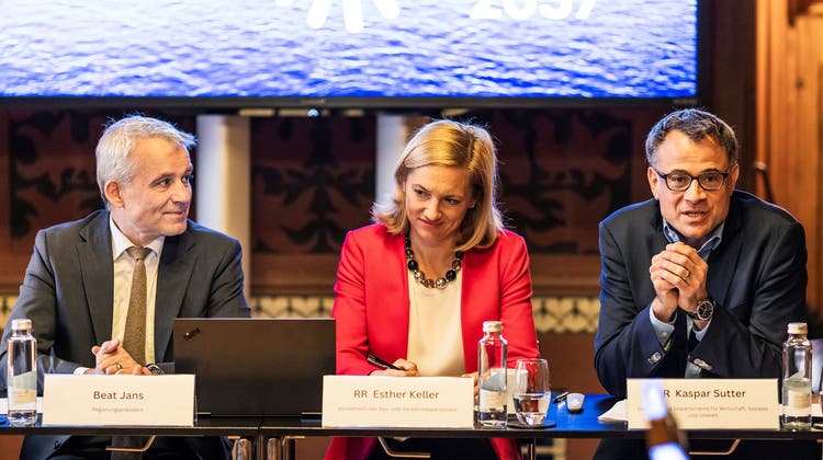 Regierungspräsident Beat Jans (SP), Baudirektorin Esther Keller (GLP) und Wirtschaftsdirektor Kaspar Sutter (SP) präsentierten am Freitag die kantonale Klimaschutzstrategie. (Bild: Kenneth Nars)