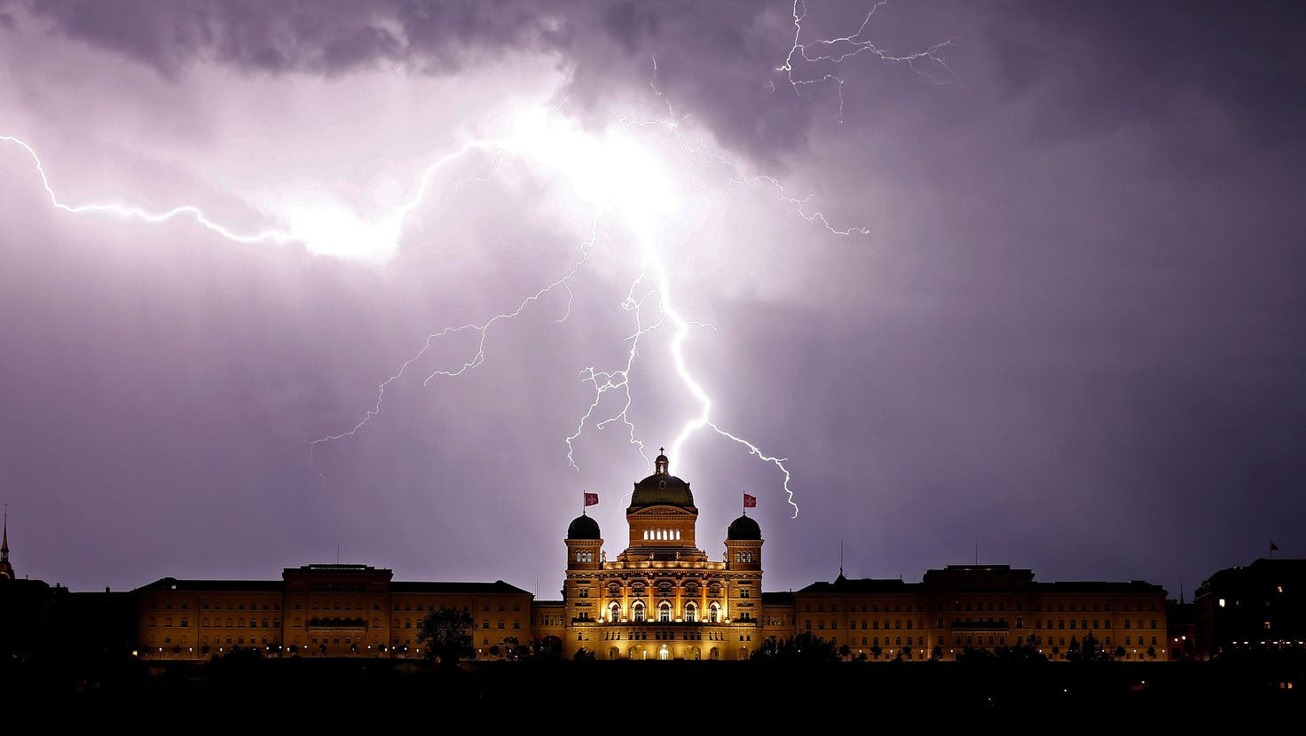 Das Schweizer Parlament durchlebte in der vergangenen Legislatur stürmische Zeiten. (Bild:  Reuters)