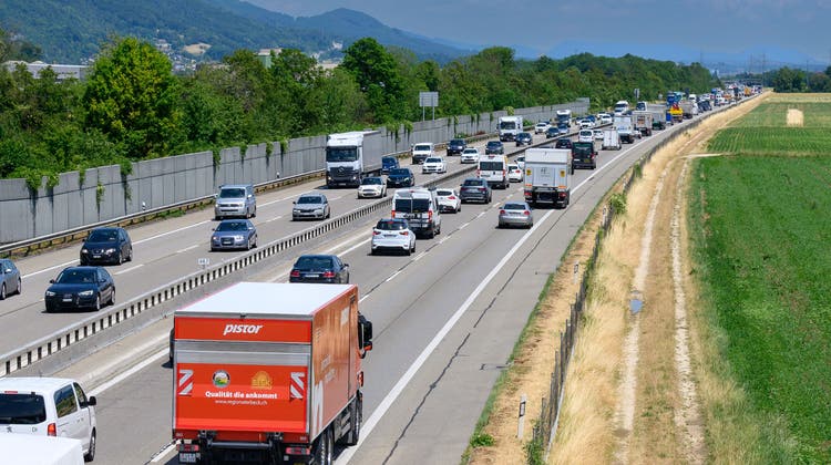Der Bundesrat will die A1 zwischen Bern und Zürich (im Bild: Jurasüdfuss) vollständig auf sechs Spuren ausbauen. (Bild: Bruno Kissling)