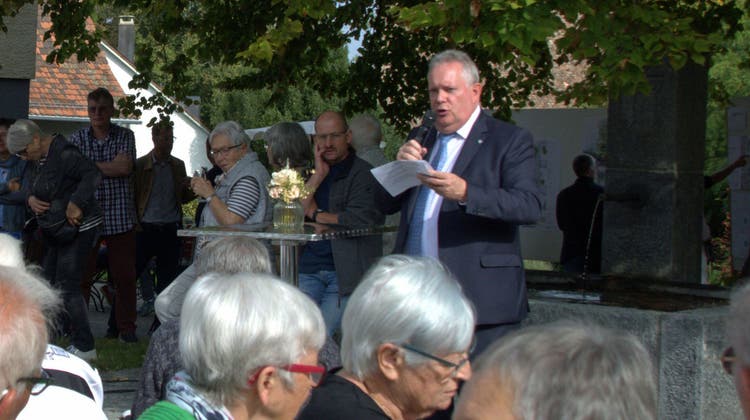 Stadtpräsident Thomas Niederberger spricht an der Einweihungsfeier der Romanshornerstrasse in Kreuzlingen zu den Gästen. (Bild: Judith Schuck)