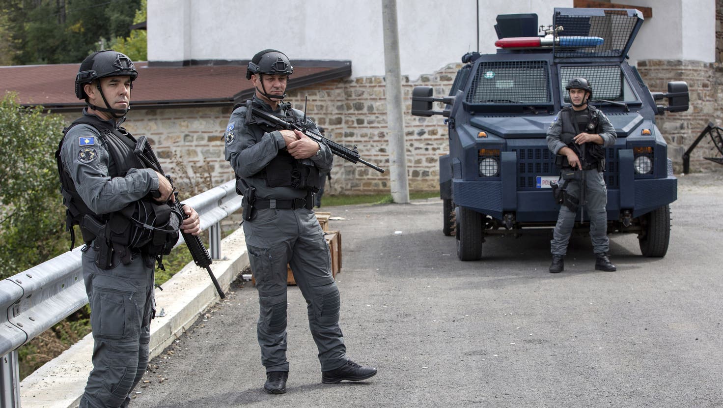 Schwerbewaffnete Polizisten aus dem Kosovo sichern den Ort Banjska. Hier fiel der Kommandotrupp mit Verbindungen nach Serbien ein. (Bild: Visar Kryeziu/AP)