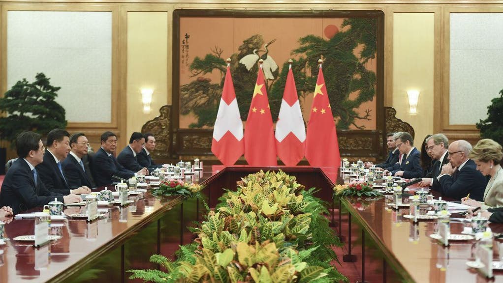 Die Schweiz pflegt gute Beziehungen zu China und das soll so bleiben: 2019 traf der damalige Bundespräsident Ueli Maurer den chinesischen Machthaber Xi Jinping in Peking. (Bild: Madoka Ikegami/Pool Photo via AP)