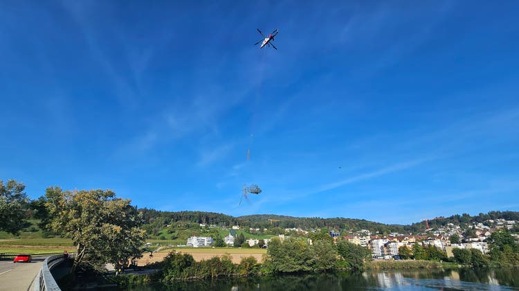 Spektakuläre Szenen am Montagnachmittag in Oetwil: Ein Helikopter fliegt Bäume aus dem Wohngebiet. (Bild: Martin Rupf)