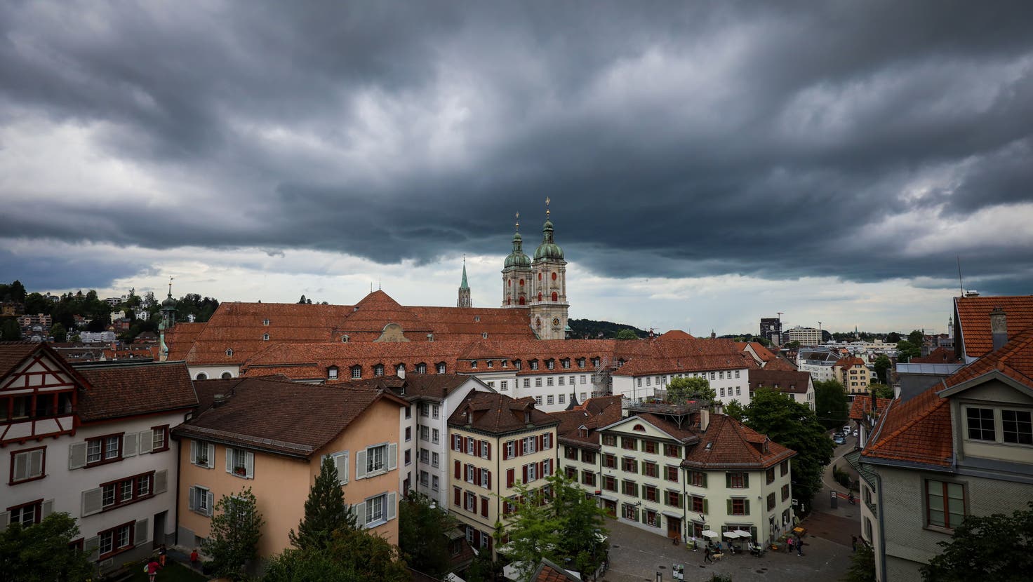 Dunkle Wolken über der Kathedrale. (Bild: Sandro Büchler)