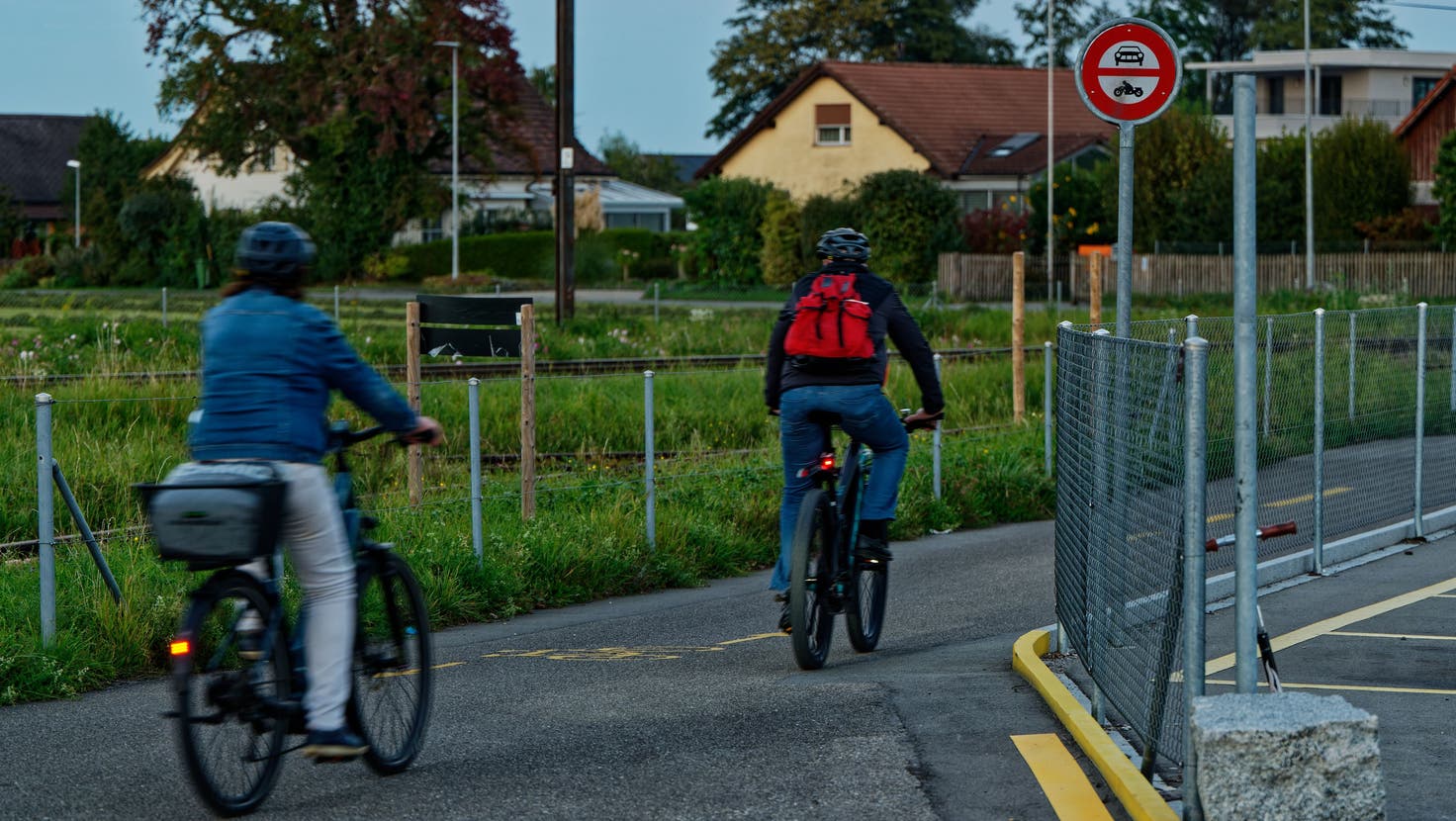 Ausgangs Egnach in Richtung Arbon ist neu das Schild 2.13 angebracht, das lediglich Autos und Motorrädern die Durchfahrt verbietet, nicht aber Töffli und schnellen Elektrovelos. (Bild: Manuel Nagel)