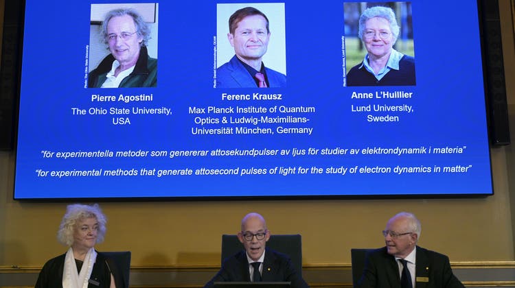 Hans Ellegren (Mitte)  Eva Olsson und Mats Larsson stellen in Stockholm die drei neuen Nobelpreisträger in Physik vor. (Bild: Anders Wiklund/AP)