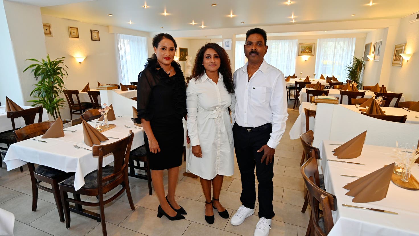 Die Familie Arumugam leitet neu das Restaurant Mazzini in Grenchen. Geschäftsführerin soll Tochter Vasu Arumugam werden. Von links: Amutha, Vasu und Sri Arumugam. (Bild: Oliver Menge)