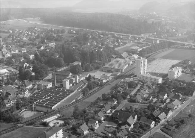Luftaufnahme von 1972 mit Blick auf das Areal der früheren Spinnerei der Hünerwadels, später der «Schweizerischen Leinenindustrie A.-G. Niederlenz» (im Volksmund «Pfupfi» genannt) und dann der «Hetex AG».