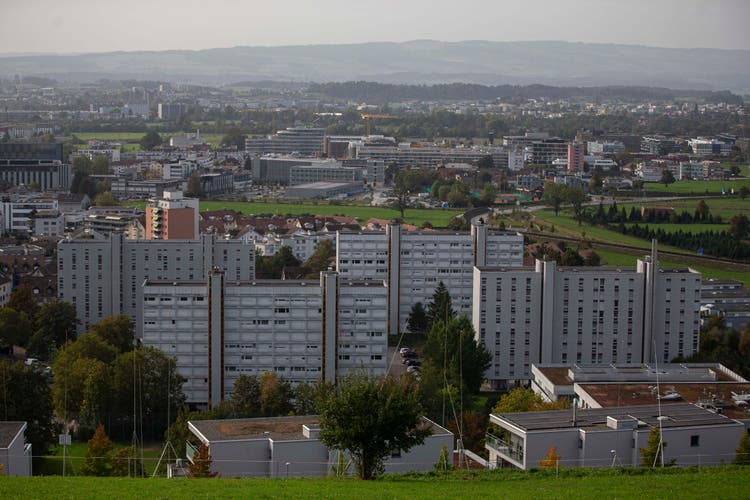 Blick an die Rückfassaden der Scheibenhäuser in Richtung Zug und Baar.