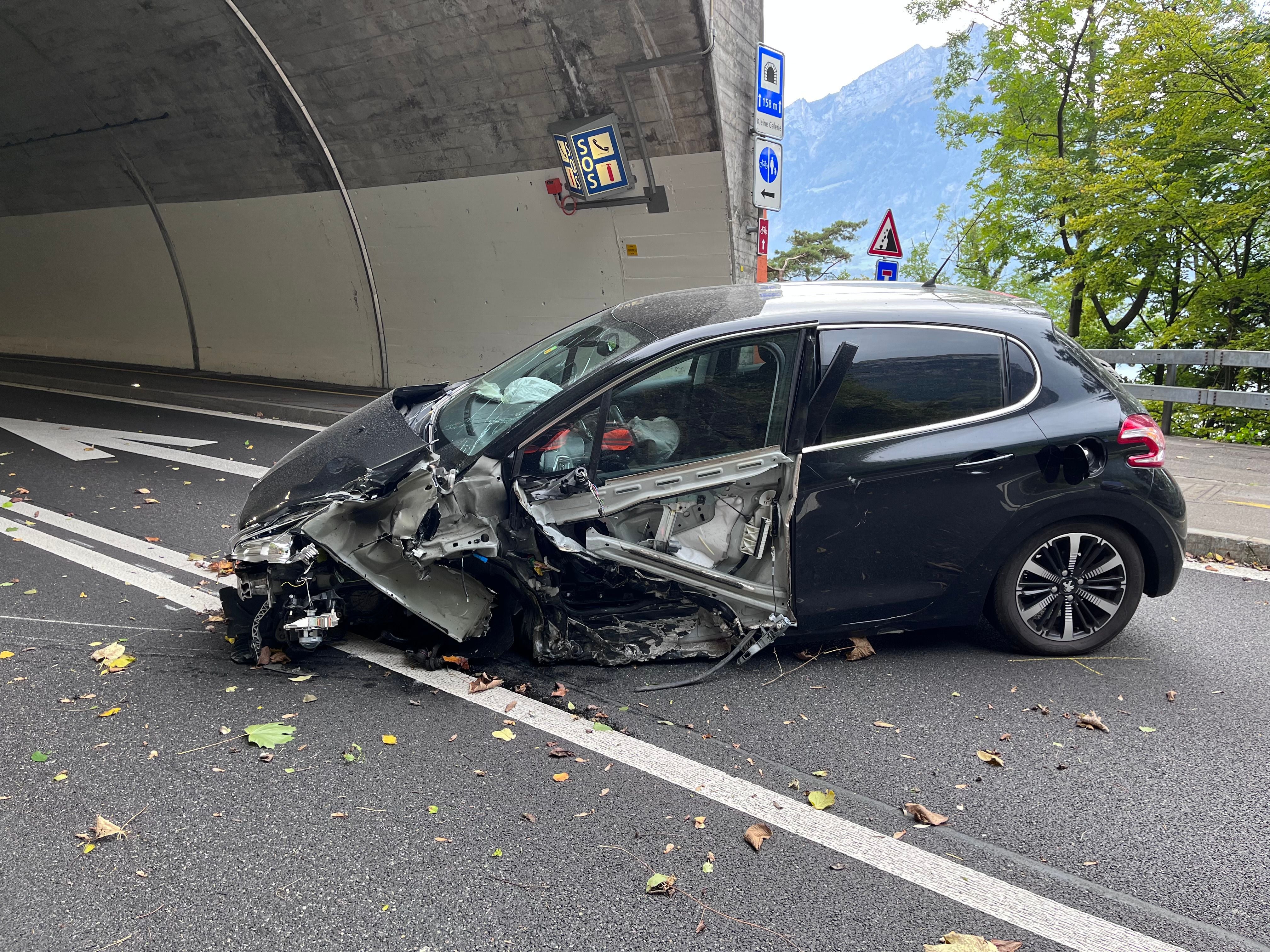 Frontalkollision Auf Der Axenstrasse Fordert Drei Verletzte