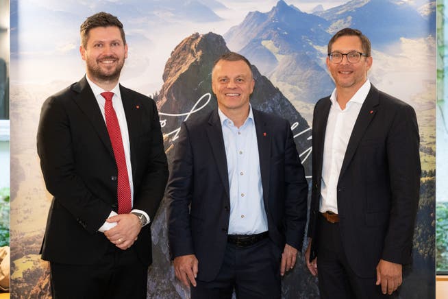 Die gewählten Nationalräte Dominik Blunschy (Die Mitte), Roman Bürgi (SVP) und Heinz Theiler (von links)