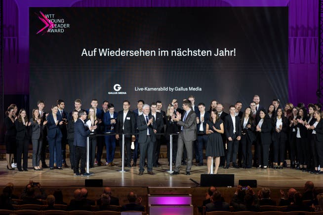 Die Finalisten des WTT Young Leader Award 2023 verabschieden sich in der Tonhalle St. Gallen.