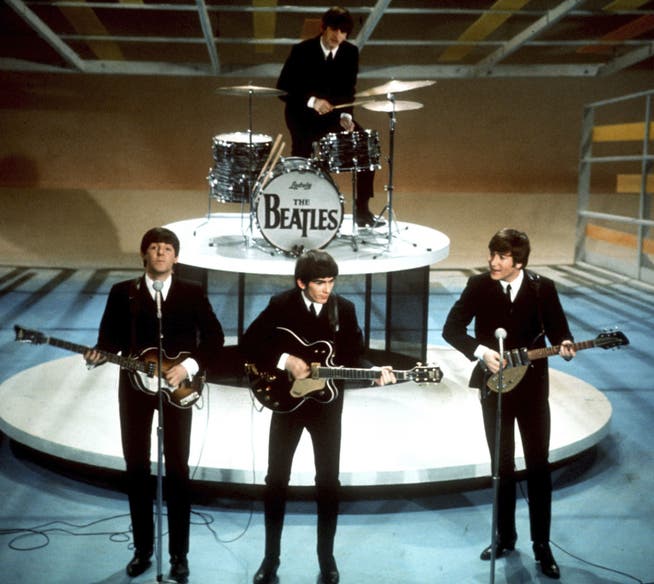 The Beatles: Paul McCartney, George Harrison, John Lennon in der Frontline, Ringo Starr am Schlagzeug am 9. Februar 1964 in der «Ed Sullivan Show» in New York. 