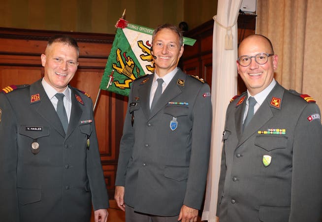 Valentin Hasler, Präsident der Kantonalen Offiziersgesellschaft Thurgau, mit Gastreferent Divisionär Peter Merz und dem neuen Vorstandsmitglied Andreas Wanner.