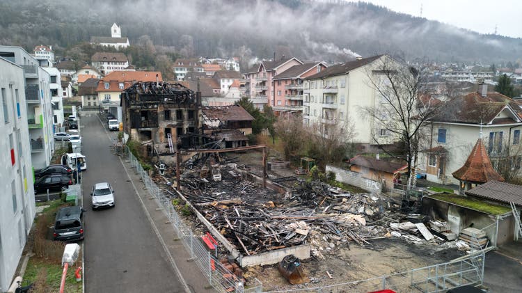 Am Tag danach: Die Zimmerei Sidler Holzbau ist am Mittwoch komplett abgebrannt. Brandermittler der Kantonspolizei Bern sind mit Spürhunden daran, die Brandursache zu ermitteln.