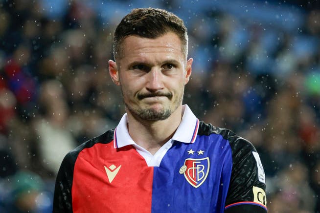 Auf dem Weg in die Kabine hat Taulant Xhaka erkannt, dass er seinem Team einen Bärendienst erwiesen hat.