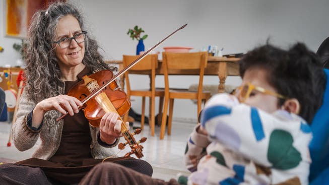 Kultur auf Augenhöhe: Die Musikerin Margreet spielt für den 6-jährigen Maximilian.