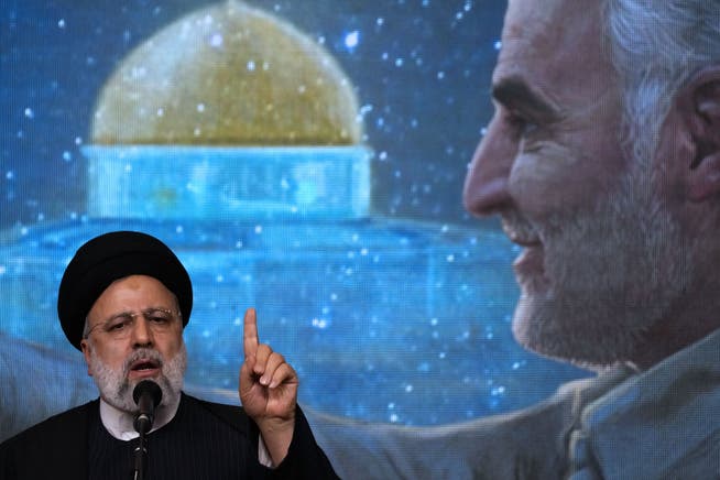 Irans Präsident Ebrahim Raisi während einer Gedenkveranstaltung vor General Qassem Soleimani: Teheran hat kein Interesse an einem Krieg mit Israel, doch die Zündeleien im Pulverfass Nahost können schnell ausser Kontrolle geraten.