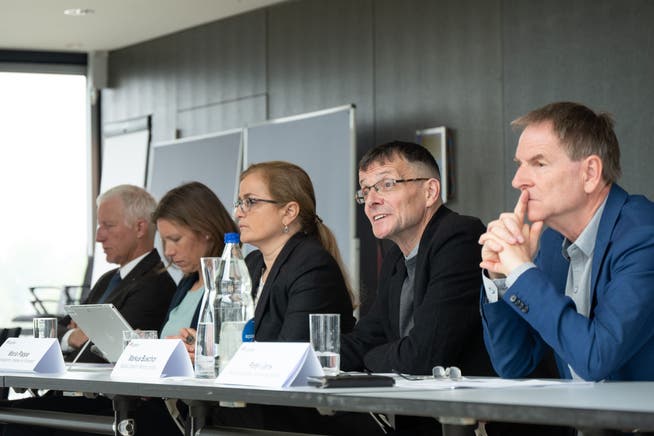 Der Stadtrat an einer Medienkonferenz zum kantonalen Finanzausgleich und den Zentrumslasten: Peter Jans, Markus Buschor, Maria Pappa, Sonja Lüthi und Mathias Gabathuler (von rechts).