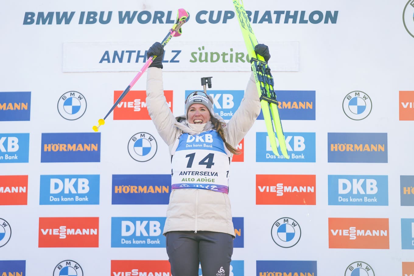 Lena Häcki-Gross feiert ihren ersten Weltcup-Sieg