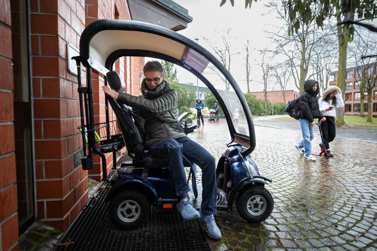 Der Scooter erlaubt es Marianne Gysi, sich auch über weitere Distanzen selbstständig zu bewegen.