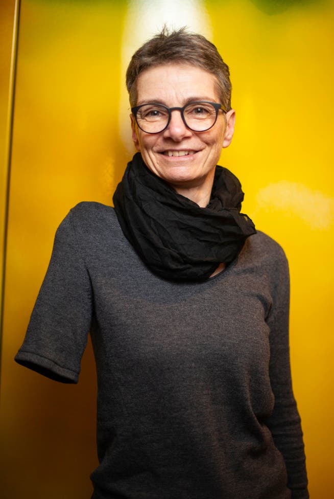 An der rechten Schulter trägt Marianne Gysi eine Manschette mit Gewicht anstatt einer Armprothese, weil eine solche funktionslos wäre.