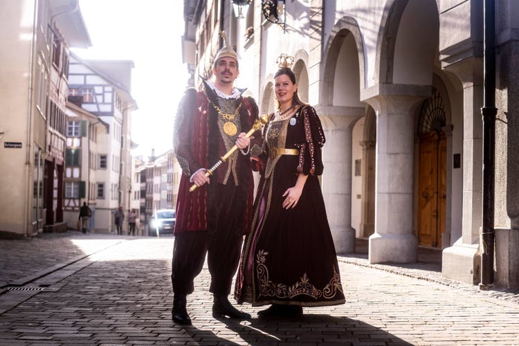 Das Prinzenpaar posiert in ihren Kostümen in der Altstadt von Wil. 