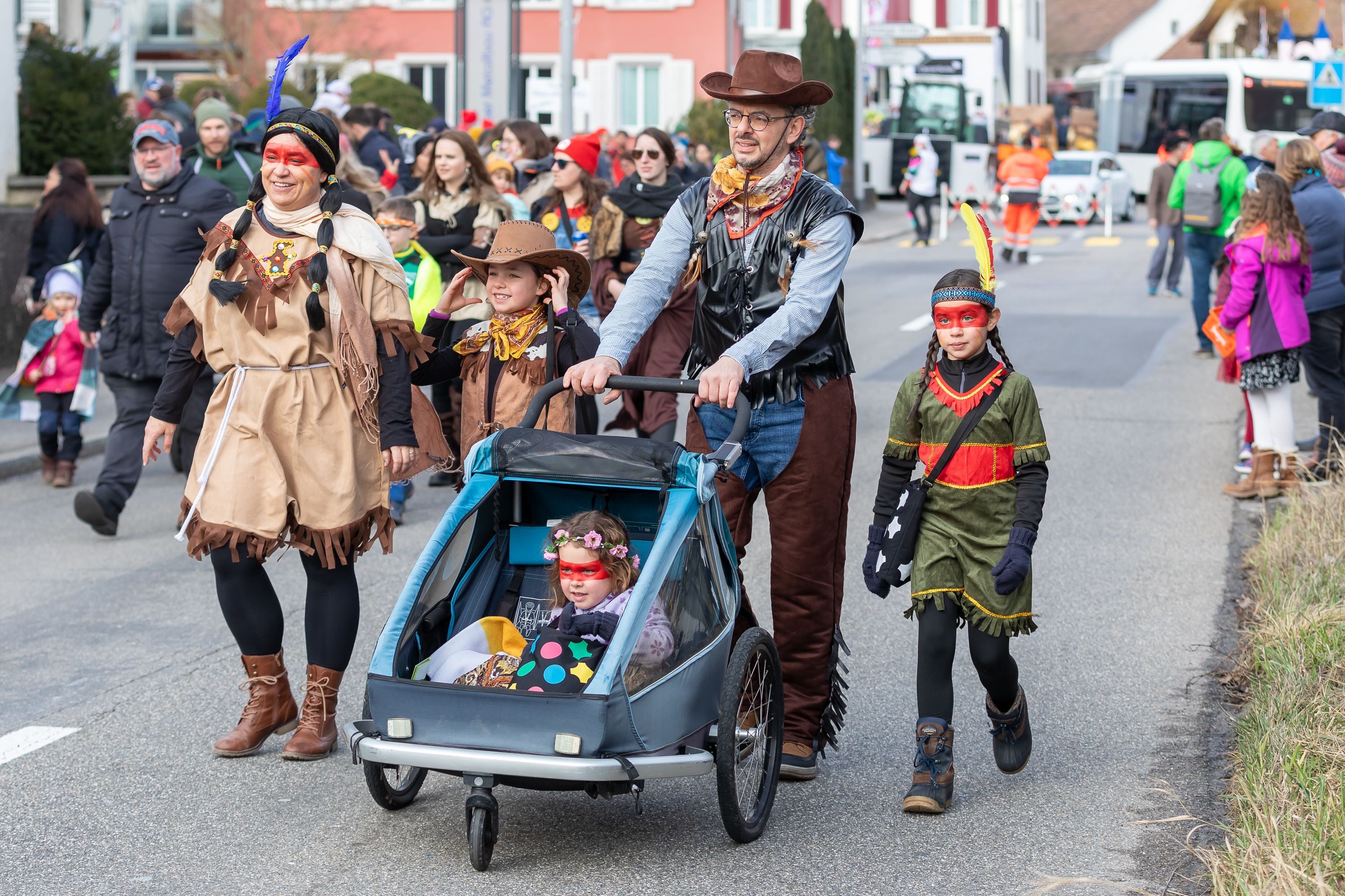 Fasnacht 2024: So Bunt Und Schön War Der Speuzer Fasnachtsumzug