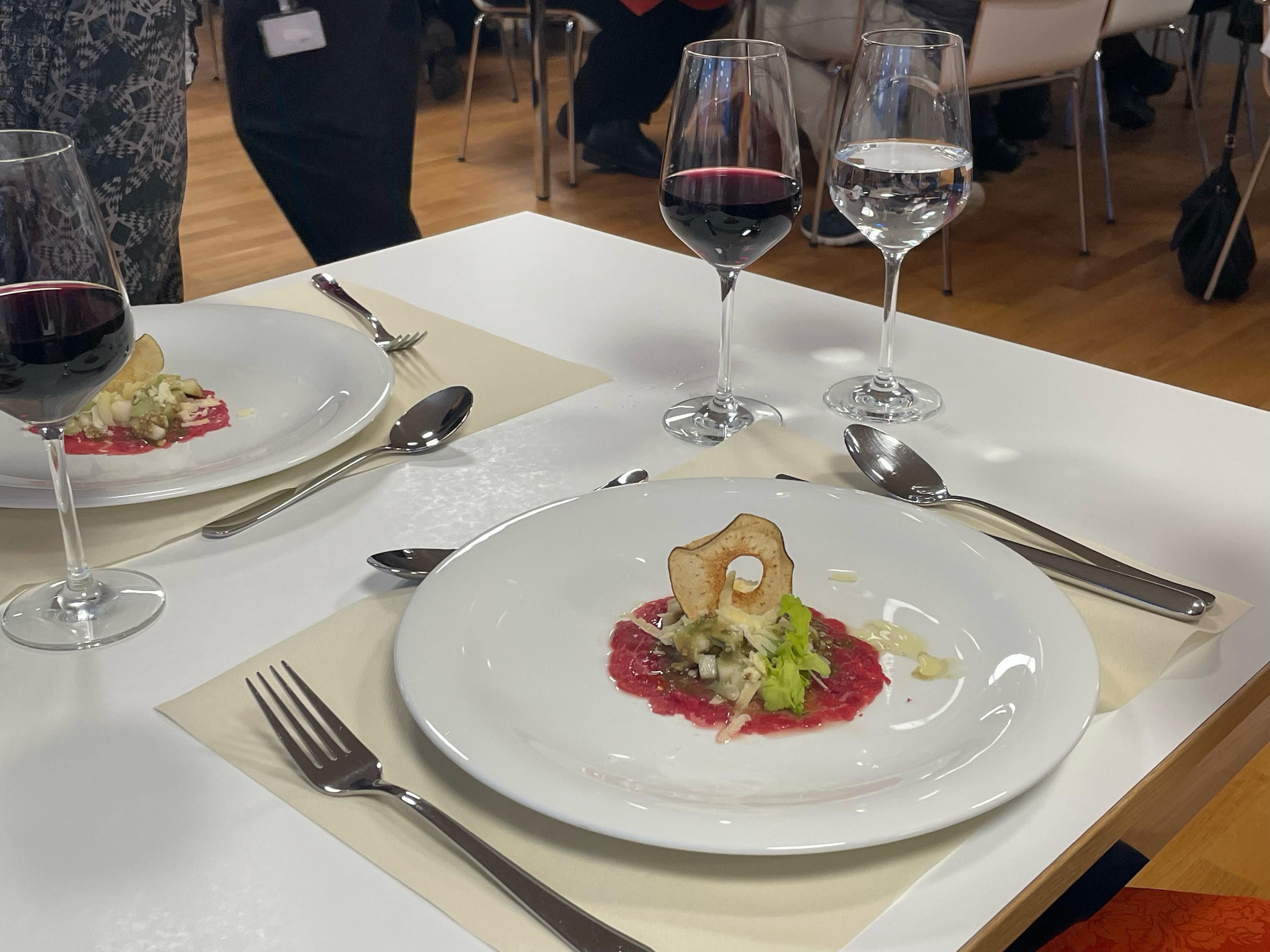Obwaldner und Nidwaldner Lernende kochen für Ausbildner