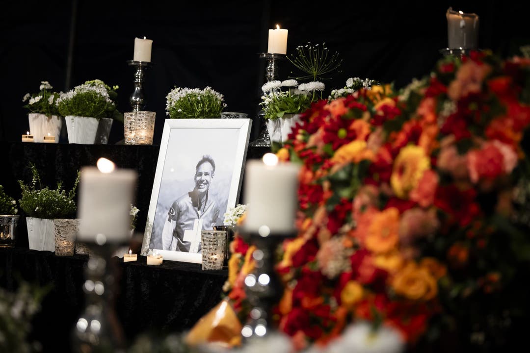 Bilder des verstorbenen Hochseilartisten Freddy Nock neben Kerzen.