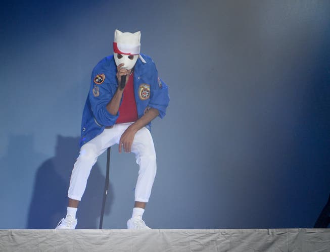Rapper Cro mit seinem Markenzeichen, der Panda-Maske.
