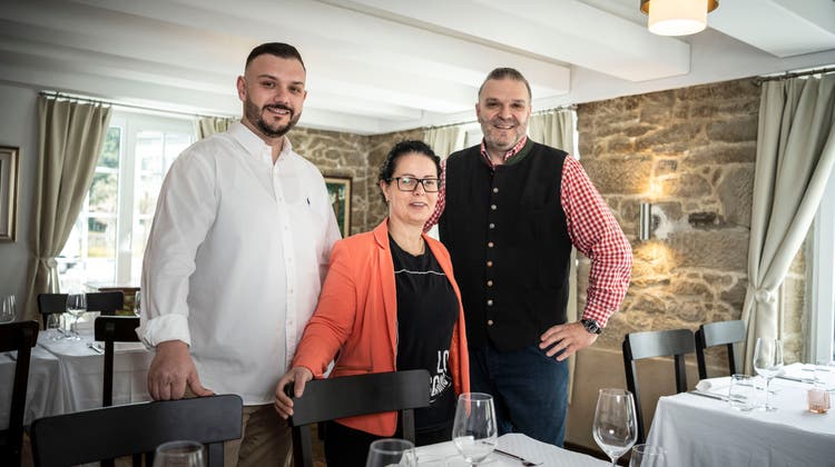 Die Familie eröffnet ein neues Restaurant in Frauenfeld: Von links: Sohn Flo, Mutter Bademe und Vater Dino Dzemaili. (Bild: Andrea Tina Stalder)