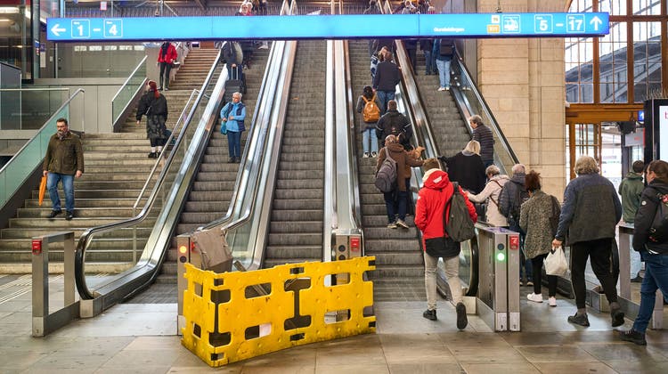 Eine Rolltreppe in der Schalterhalle des Bahnhof SBB ist schon länger ausser Betrieb, da Ersatzteile fehlen. (Bild: Roland Schmid)