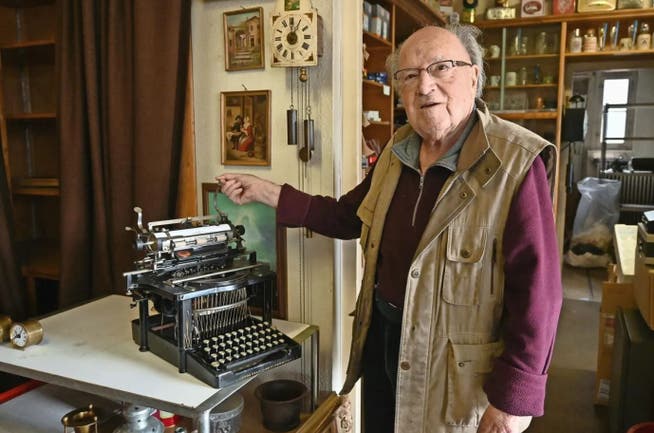 René Schmitt mit einer blinden Remington-Schreibmaschine.