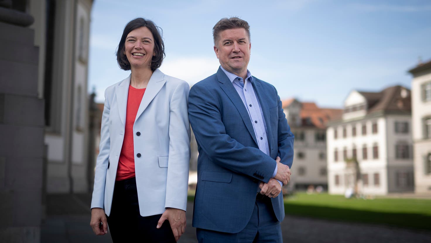 Nach ihrer Wahl in die St.Galler Regierung: Bettina Surber und Christof Hartmann auf dem Klosterplatz. (Bild: Benjamin Manser)