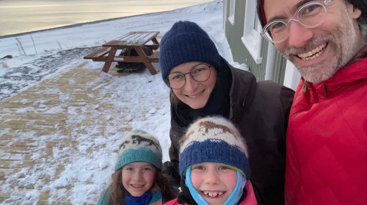 Stefanie Gehringer und Stephan Kalt mit ihren Kindern Freja und Hannah. Seit eineinhalb Jahren lebt die Familie im Nordwesten Islands an einem Fjord. (Bild: zvg)