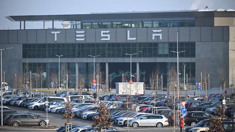 Blick auf das Tesla-Werk in Grünheide, das auch vom Abbau betroffen sein soll. (Bild: Keystone)