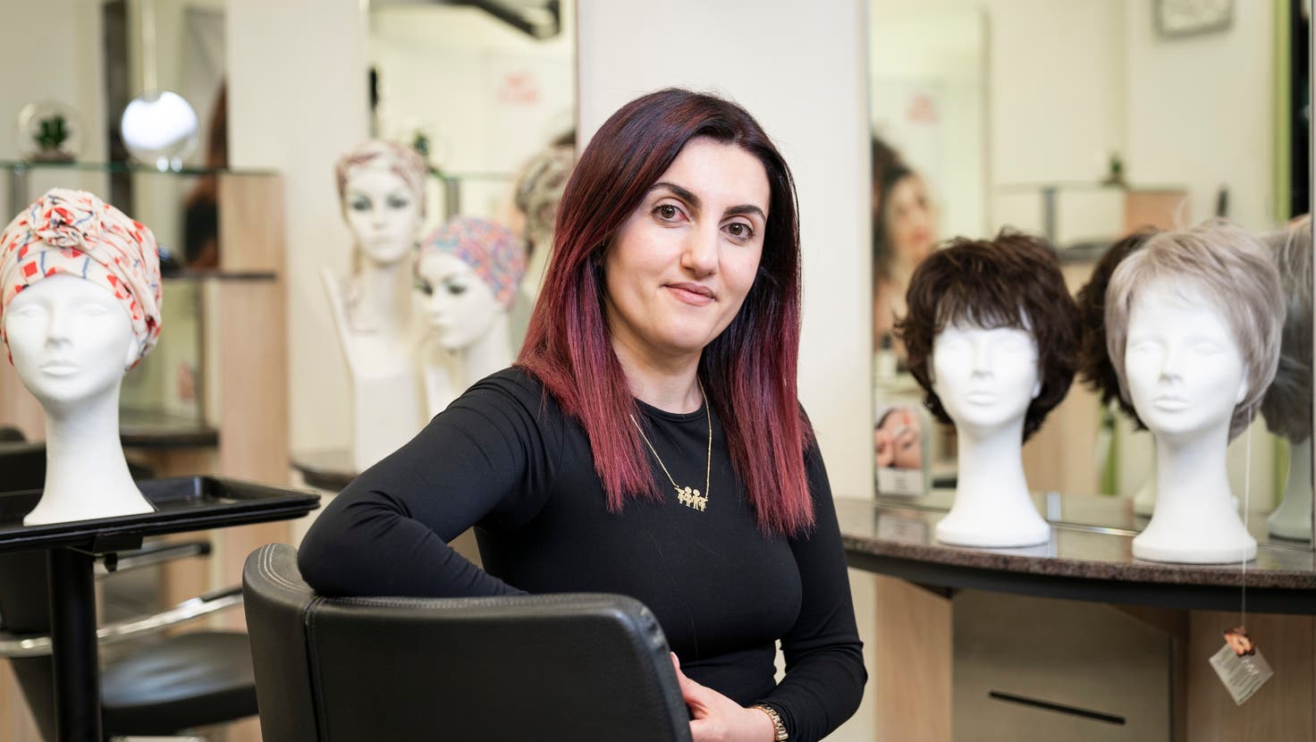 Teuta Gecaj ist ausgebildete Perückenspezialistin. Sie ist stolz auf ihr Handwerk und weiss, welch emotionalen Wert Haare haben. (Bild: Andrea Zahler)