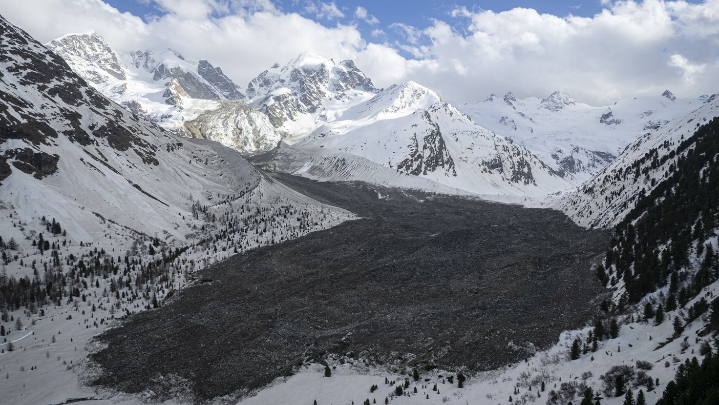 Der Bergsturz, losgebrochen am Piz Scerscen, ist über fünf Kilometer lang und füllt das Val Roseg. (Bild: Gian Ehrenzeller/Keystone)