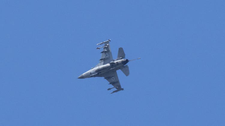 Israelischer F-16-Kampfjet: Am frühen Freitagmorgen hat das Militär einen begrenzten Angriff auf eine iranische Militärbasis geflogen. (Bild: Ohad Zwigenberg/ ap)